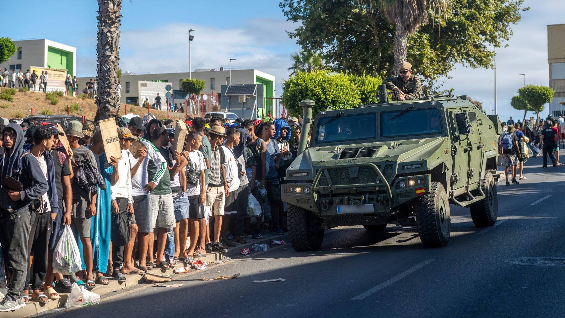 Al menos 12 inmigrantes detenidos por apedrear y golpear a un grupo de militares en Ceuta