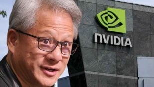 Jensen Huang, CEO de Nvidia, junto al logotipo de la compañía