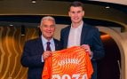Joan Laporta presenta a Dominik Livakovic