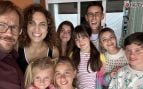 Santiago Segura y Toni Acosta junto sus hijos y yerno en la ficción de Padre no hay más que uno (Instagram).