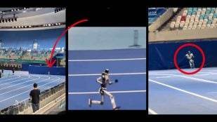 Robot humanoide Booster T2 corriendo antes de estrellarse contra una barrera en Pekín