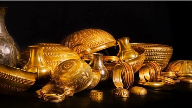 El Tesoro de Villena está compuesto por 66 piezas que suman casi 10 kilos de oro, plata, hierro y ámbar