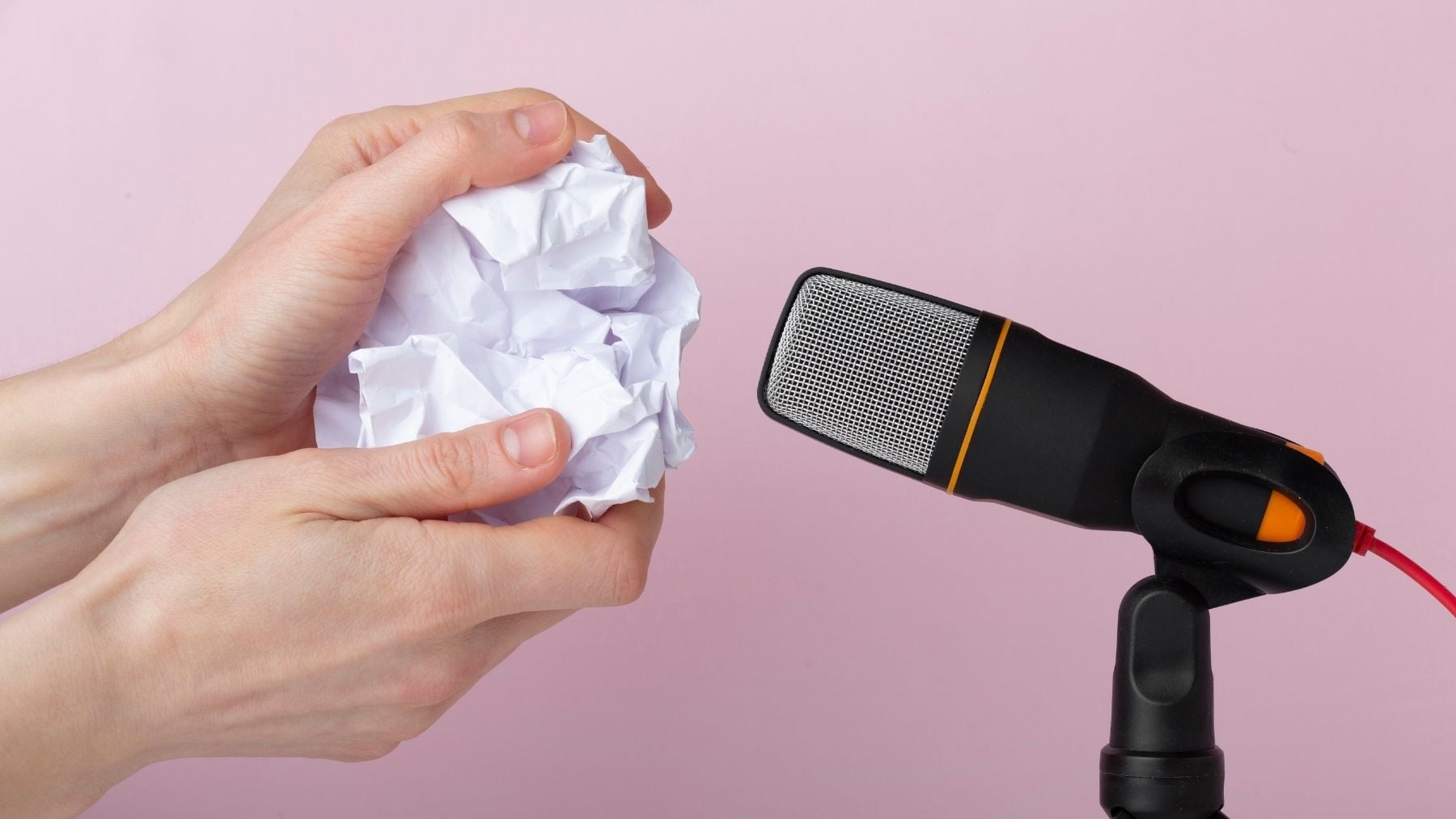 La psicología explica que las personas que ven vídeos ASMR para dormir no es porque sean perezosas: están intentando disminuir su ansiedad