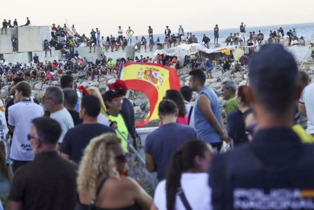 Los ceutíes llevan su protesta contra la invasión hasta la playa de El Trampolín