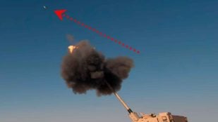 Gran cañón durante una prueba de disparo en Yuma Proving Ground, Arizona