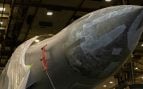 B-1B Lancer dentro de una instalación de pintura en Tinker Air Force Base tras completar su repintado