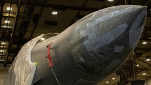 B-1B Lancer dentro de una instalación de pintura en Tinker Air Force Base tras completar su repintado