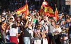 Ceuta denuncia el abandono del Gobierno ante la invasión con banderas de España y lanzando claveles frente a la Delegación: «Éstas son nuestras armas»