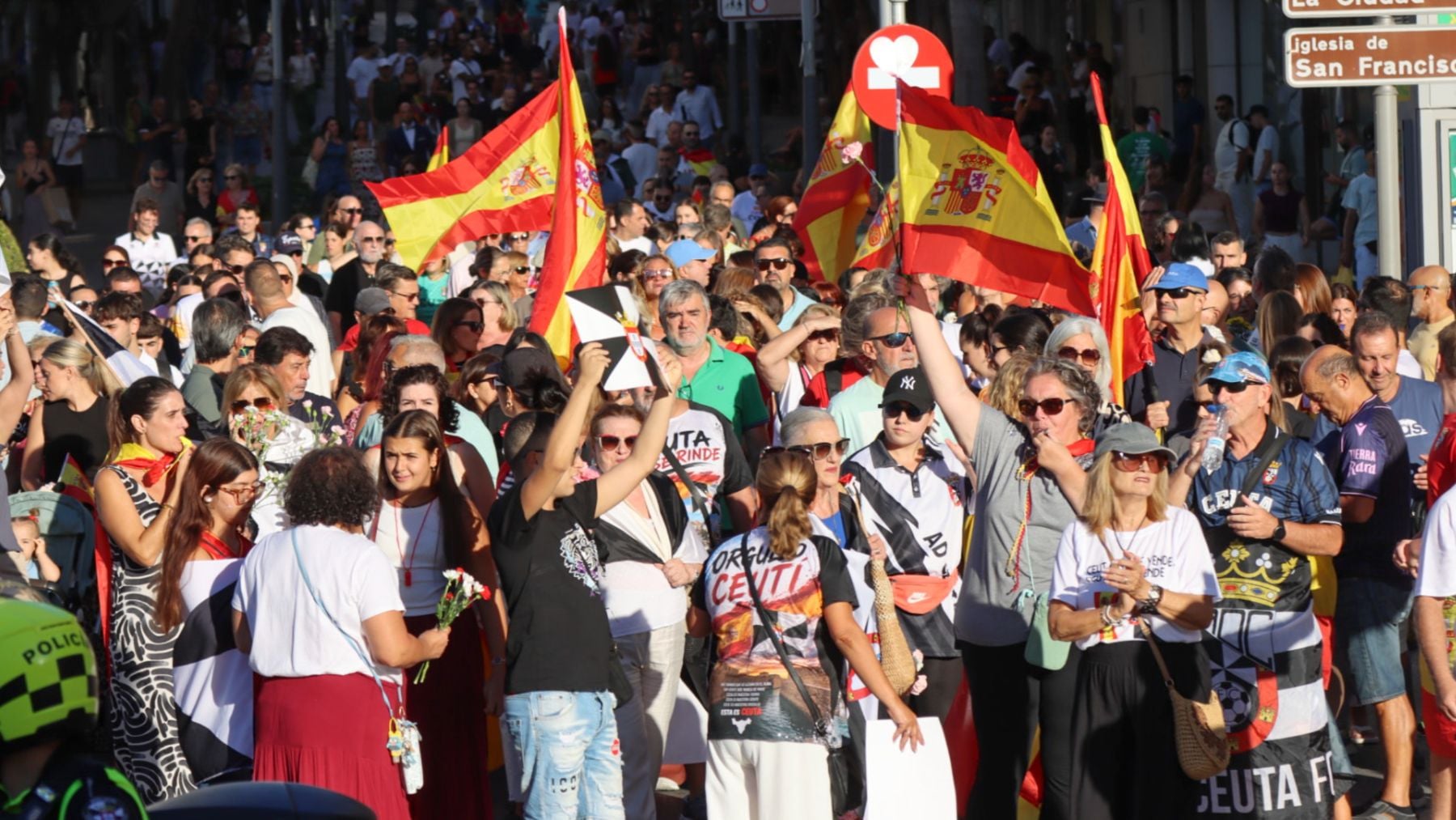 Ceuta denuncia el abandono del Gobierno ante la invasión con banderas de España y lanzando claveles frente a la Delegación: Éstas son nuestras armas