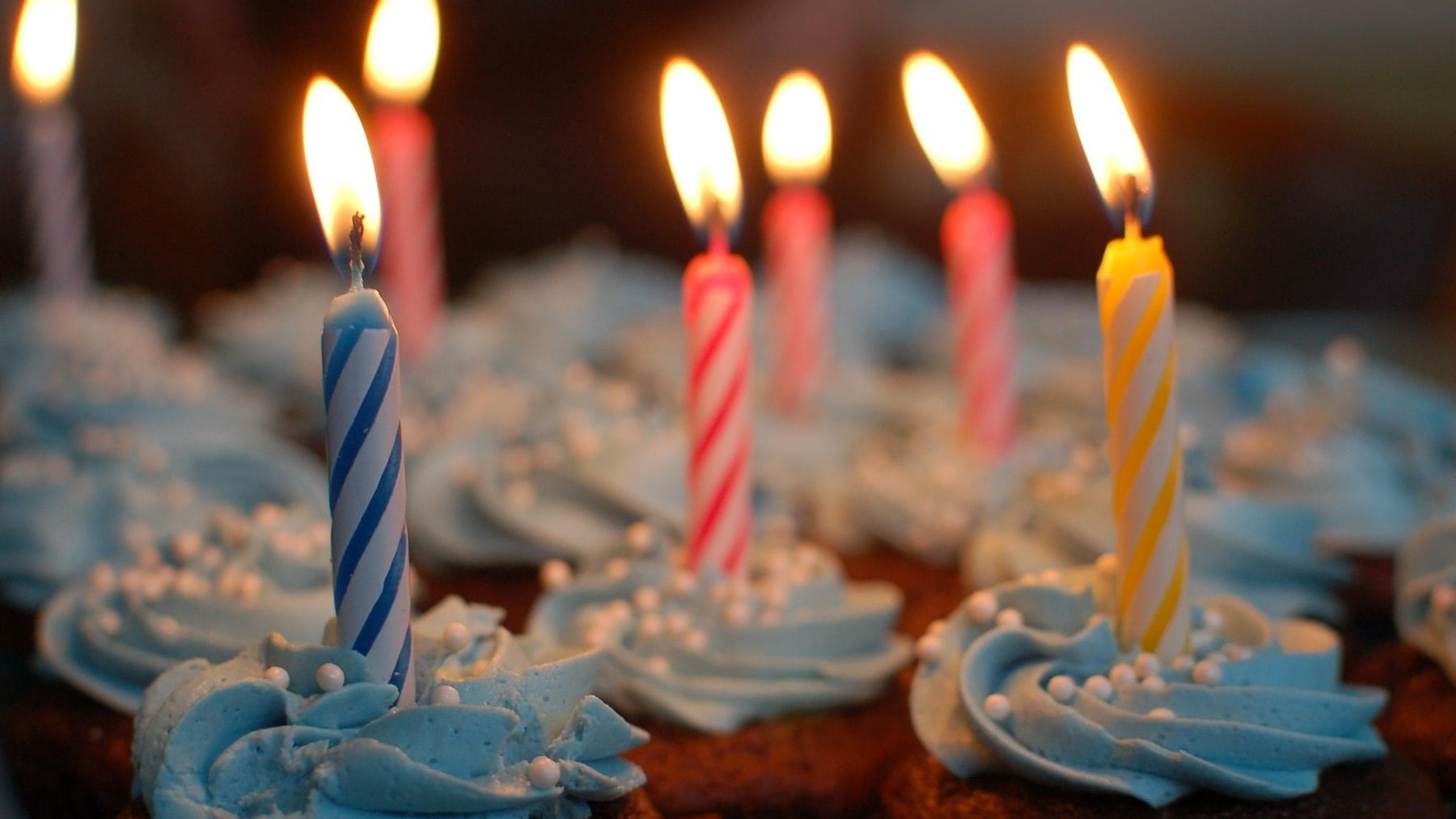 Tarta de cumpleaños. Imagen de C B en Pixabay.