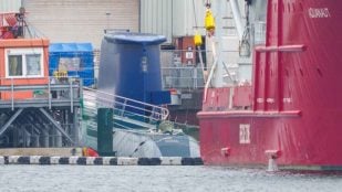 Submarino INS Drakon de la Armada israelí atracado en el astillero de Kiel, Alemania