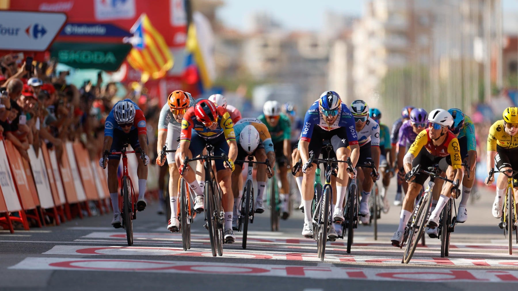 Coquard se aprovecha de la caída de Pogacar y se impone en la etapa caótica de La Vuelta