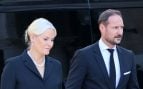 El rey Haakon V de Noruega con Mette Marit