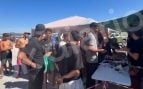 Una ONG alemana instala un puesto en la playa del Trampolín en Ceuta para regalar móviles y cargadores a los invasores