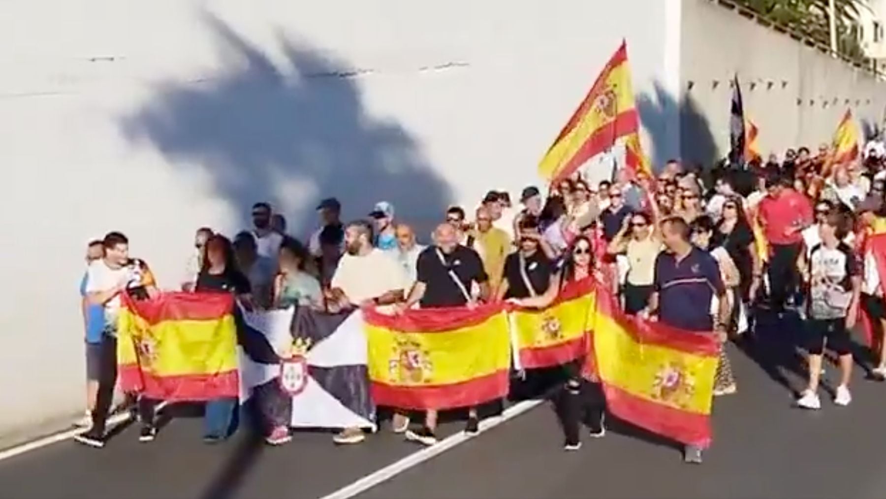 Centenares de ceutíes vuelven a las calles en una protesta improvisada al grito de ¡Ceuta unida jamás será vencida!
