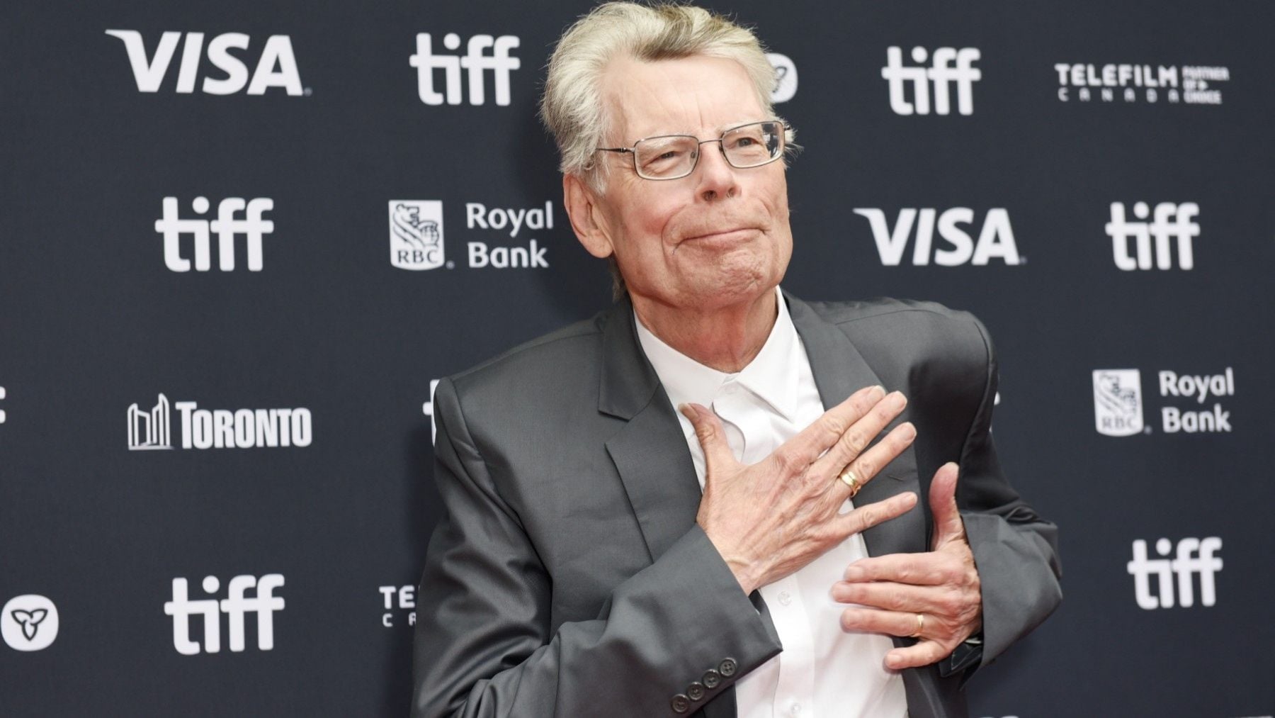Stephen King, escritor: El talento es más barato que la sal de mesa; lo que separa al individuo con talento del exitoso es el trabajo duro