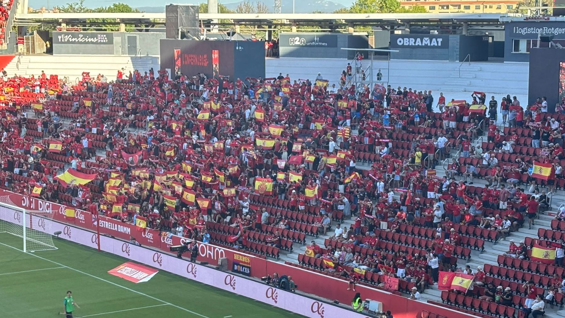 Son Moix se llena de banderas de España y el Ceuta se planta 30 segundos al inicio de su partido en Mallorca