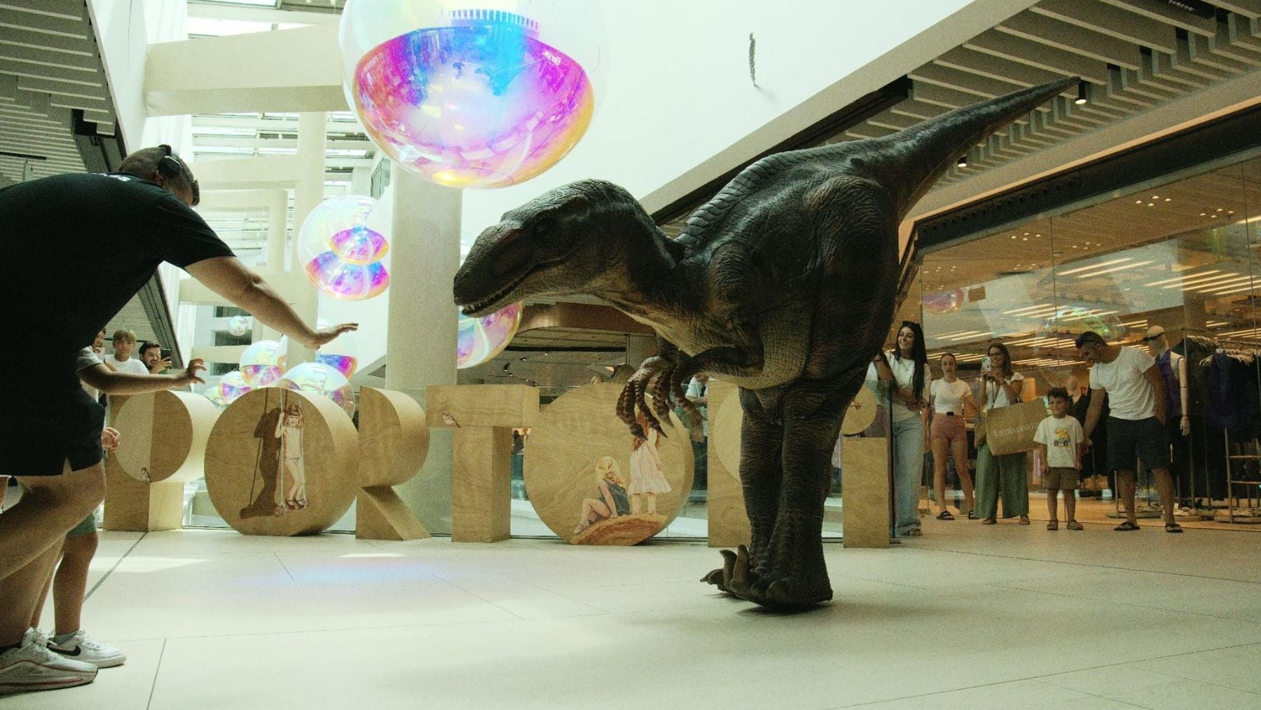 Porto Pi convierte la vuelta al cole en una aventura jurásica con dinosaurios hiperrealistas