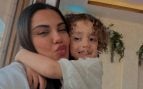 Claudia Rodríguez junto a su hijo. (Foto: RRSS)
