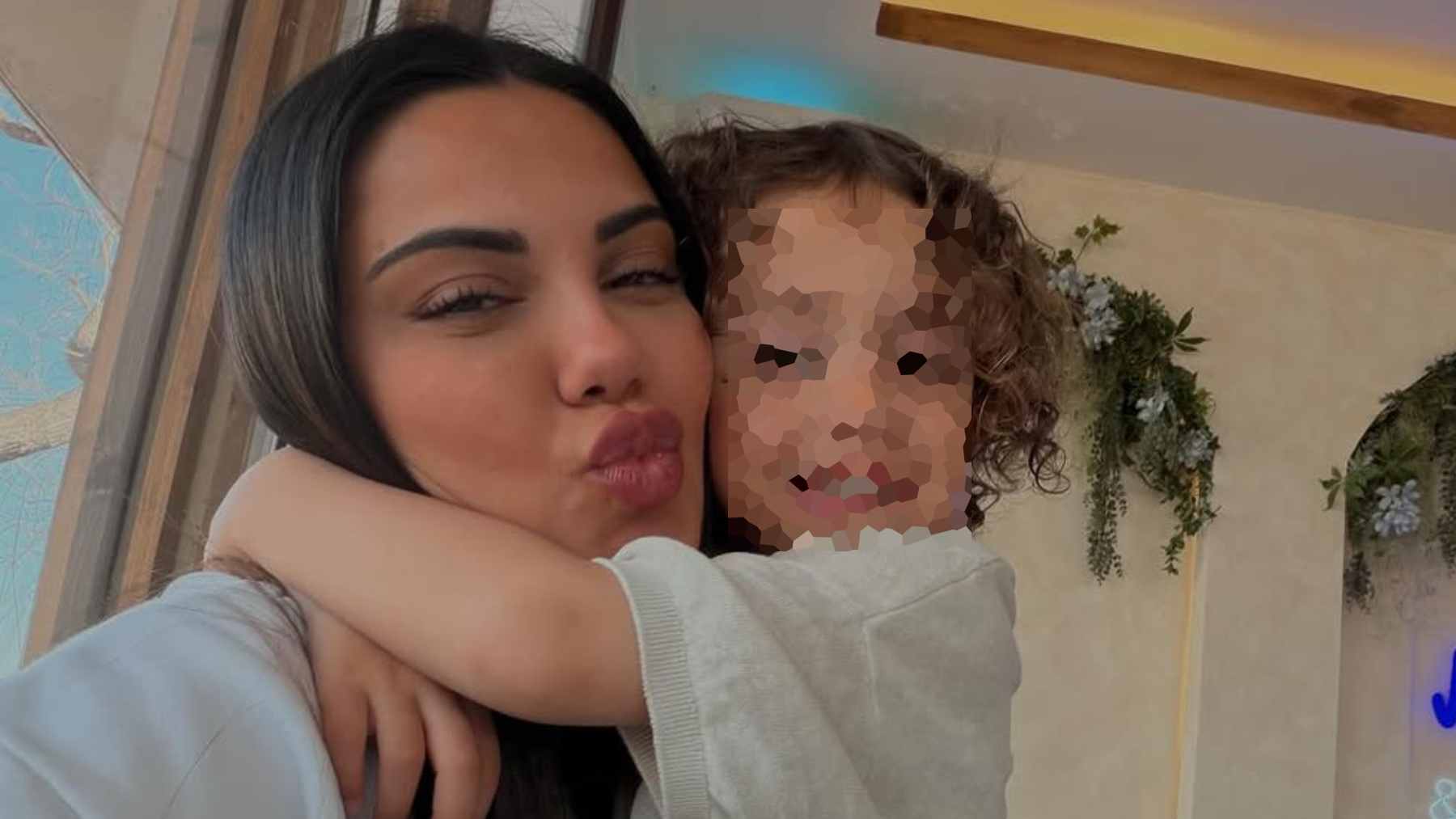 Claudia Rodríguez junto a su hijo. (Foto: RRSS)