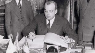 Antoine de Saint-Exupéry en el ayuntamiento de Montreal, en la primavera de 1942. Foto: Bibliothèque et Archives nationales du Québec, Fondo Bernard Valiquette / dominio público.