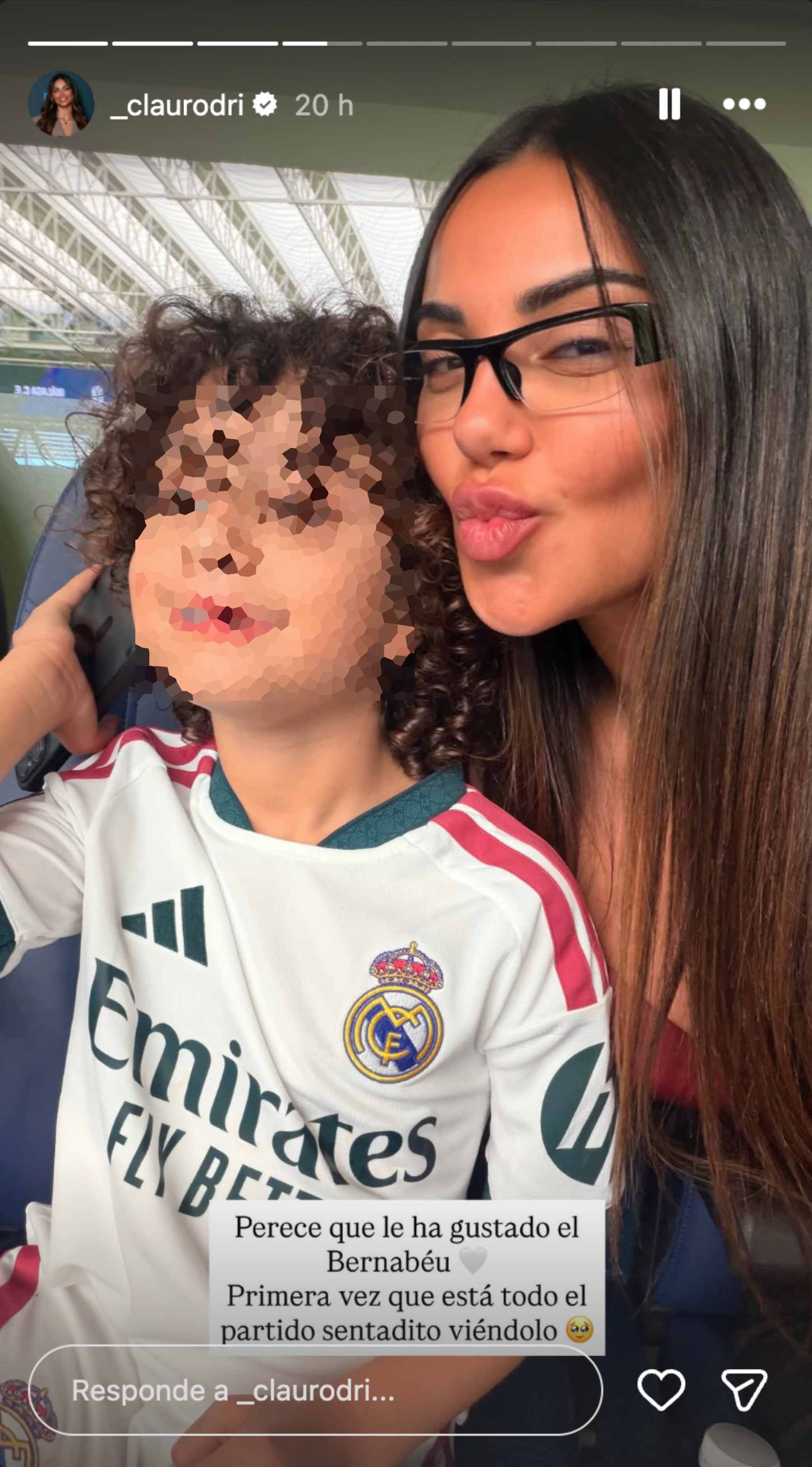 Claudia Rodr&iacute;guez con su hijo en el Santiago Bernab&eacute;u. (Foto: RRSS)