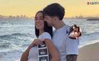 Claudia y Mario, ex de La isla de las tentaciones, junto a una imagen de Valentina, su hija (Instagram)