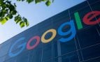 Logotipo de Google en uno de sus edificios durante la transición del Asistente de Google a Gemini