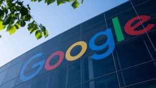 Logotipo de Google en uno de sus edificios durante la transición del Asistente de Google a Gemini