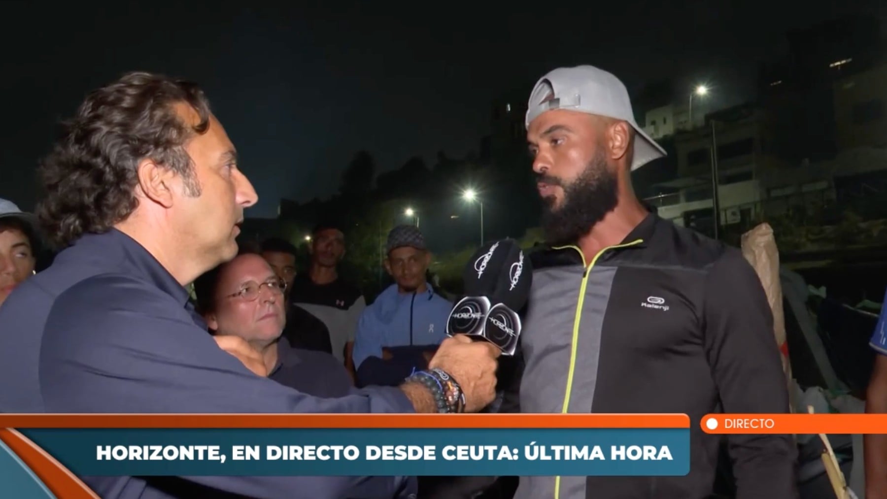 Iker Jiménez (izquierda), en plena entrevista con un inmigrante ilegal y un vecino de Ceuta en ‘Horizonte’ (MEDIASET) y Fernando Simón (Foto EP).