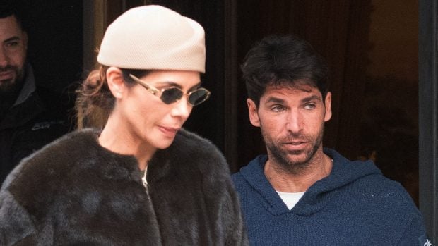 Tamara Gorro y Cayetano Rivera a la saluda de un restaurante. (Foto: Europa Press)