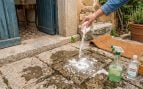 Instan a la población a rociar en la entrada de casa vinagre blanco, detergente líquido y bicarbonato de sodio (Imagen hecha con IA).