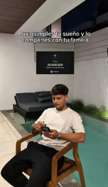 Emilio Muñoz, hijo de Fani Carbajo, en el vídeo en el que regala 20.000 euros a su madre (Instagram).