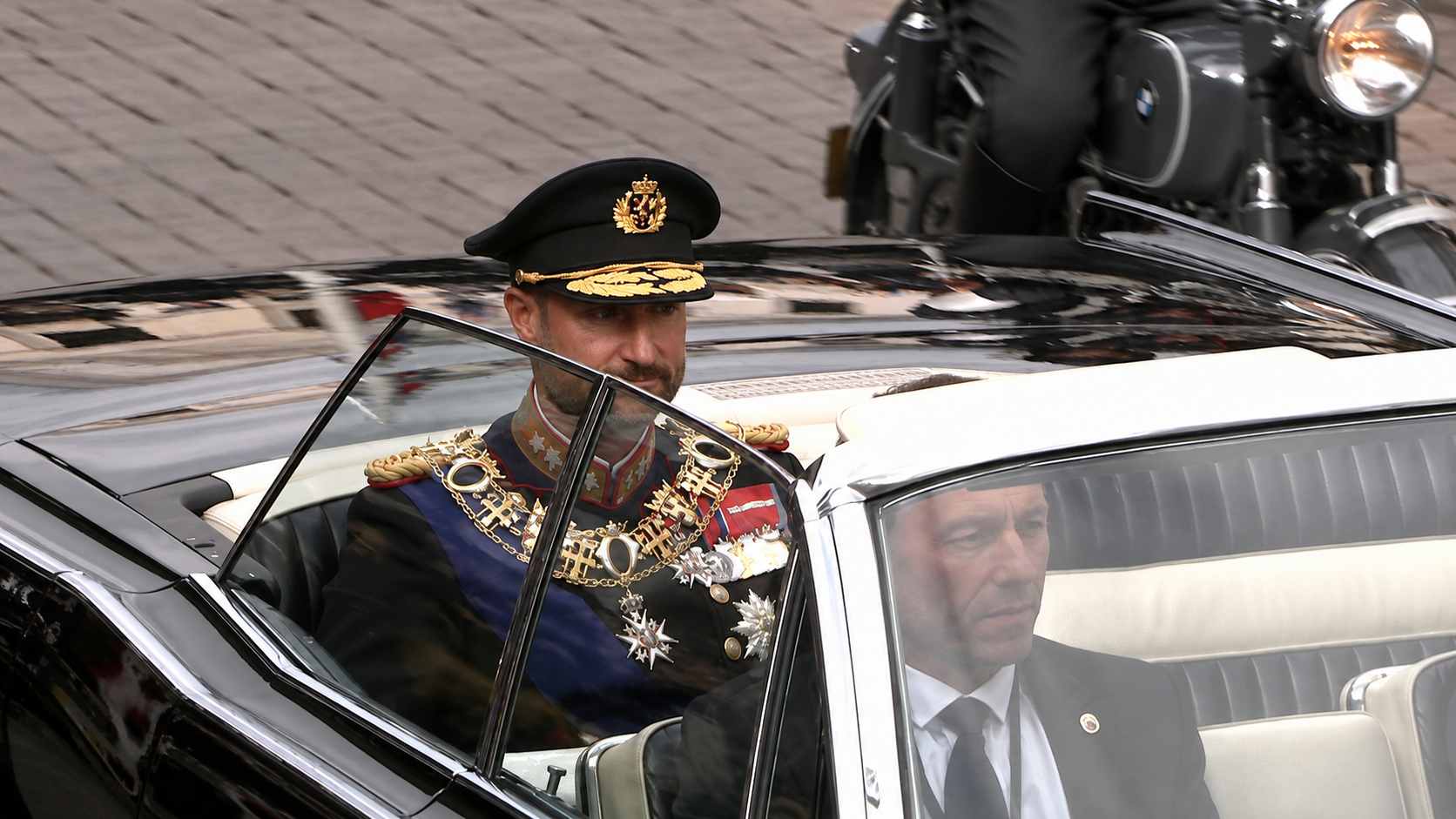 El rey Haakon a su llegada al Parlamento Noruego. (Foto: NRK.no.)