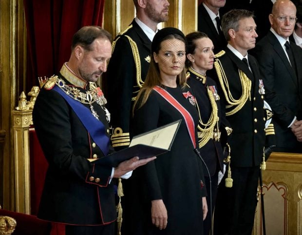 El rey Haakon con la princesa Ingrid en el Parlamento Noruego. (Foto: NRK.no.)