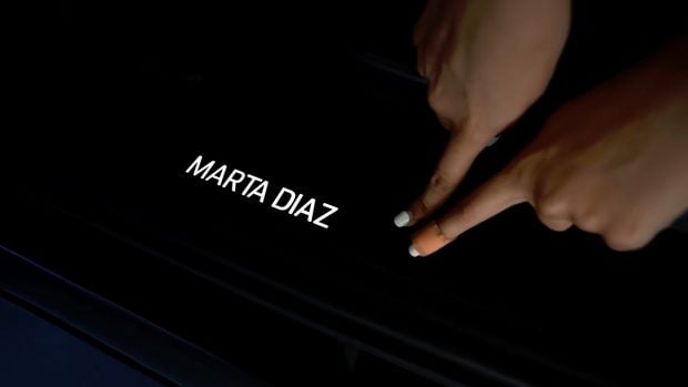 Detalle del nombre de Marta Díaz en las cuatro puertas de su nuevo coche (YouTube).