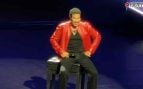 El cantante Lionel Richie durante un concierto en St. Louis en el que tuvo que pedir una silla para poder cantar sentado (YouTube).