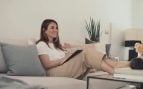 La casa de Blanca Suárez en Madrid tiene tres plantas, una terraza llena de plantas y es ‘pet friendly’