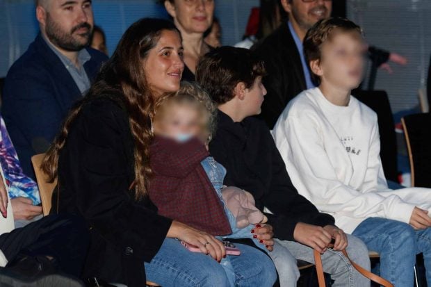 Ichi Aragón junto a sus hijos en un acto. (Foto: Europa Press)