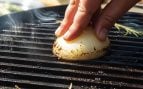 Cebolla y parrilla caliente