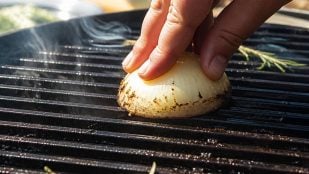 Cebolla y parrilla caliente