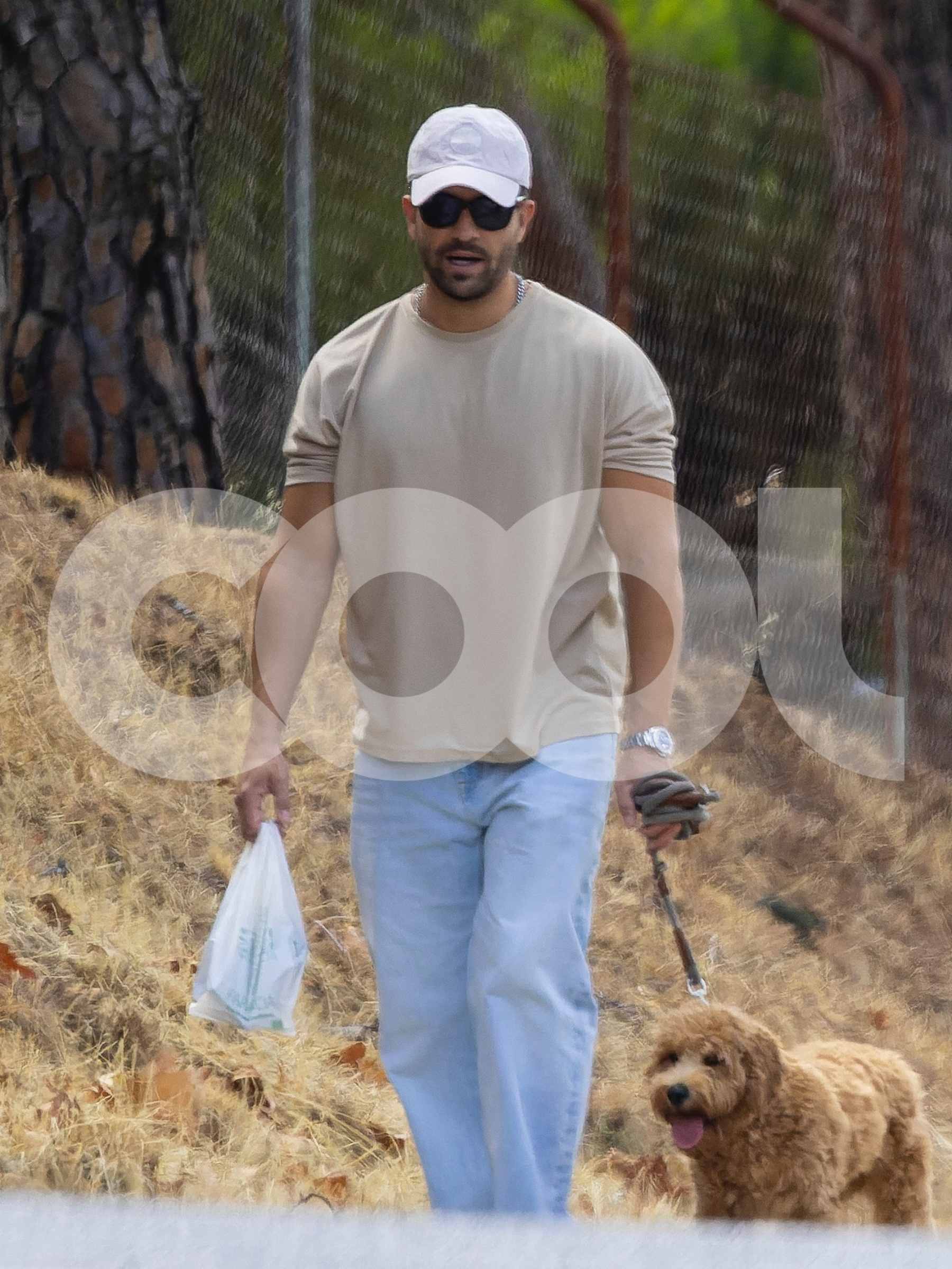 Pablo Albor&aacute;n con su perro. (Foto: COOL)