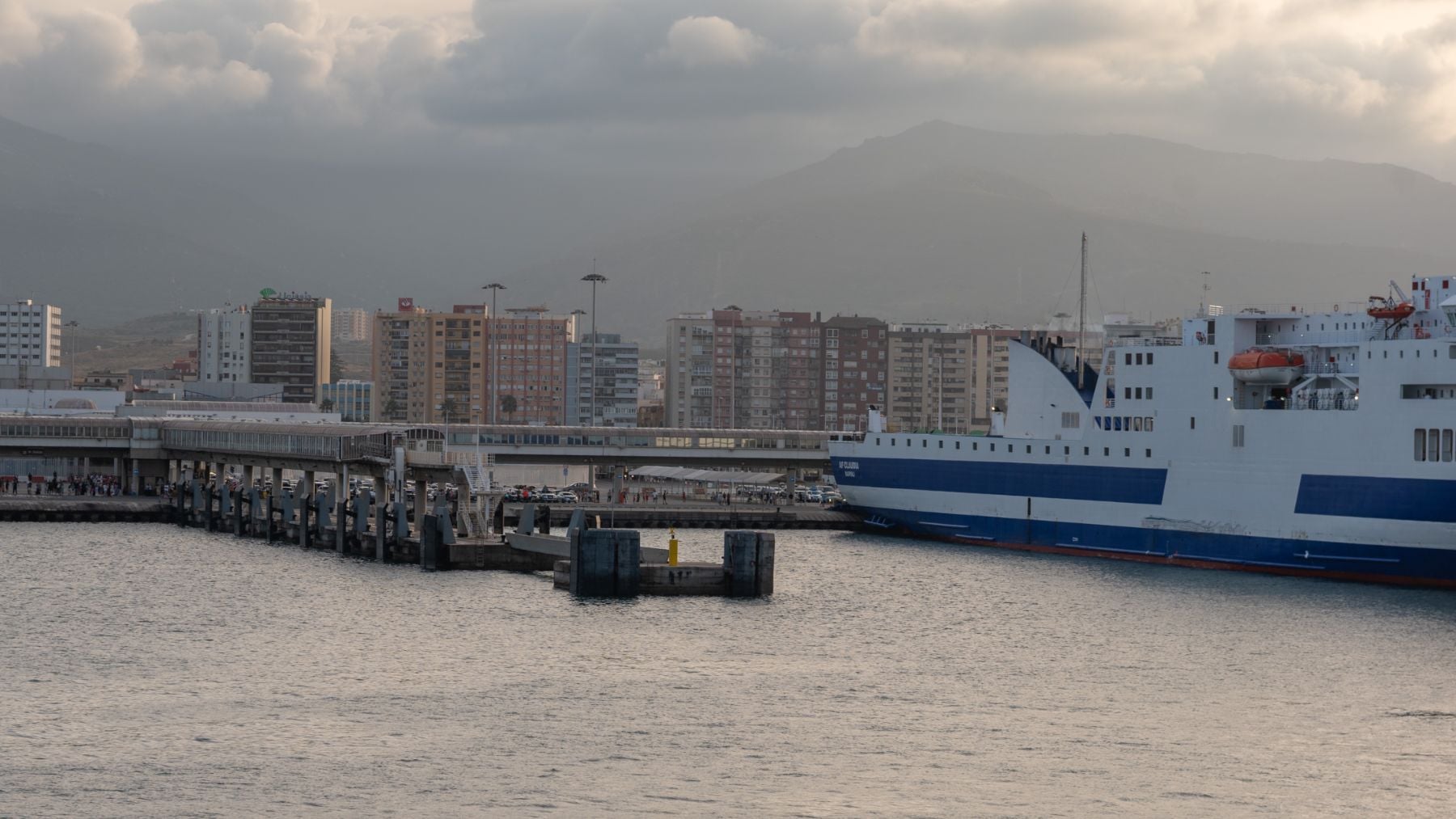 Dos mujeres mueren tras caer al mar el coche en el que viajaban cuando intentaba embarcar en un ferry en Algeciras