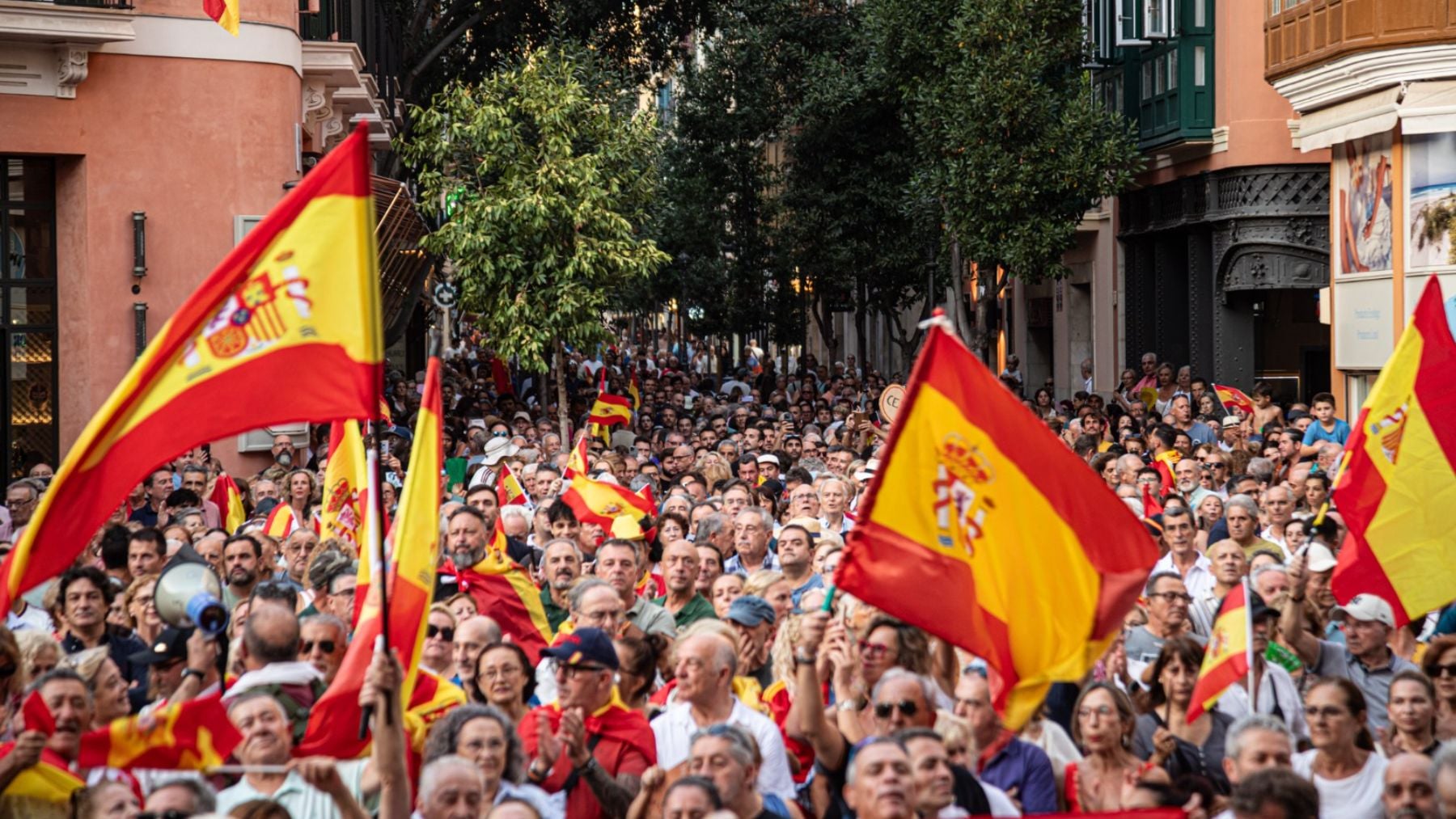 Clamor popular de apoyo a Ceuta y gritos de Pedro Sánchez, hijo de puta en la multitudinaria concentración de Palma