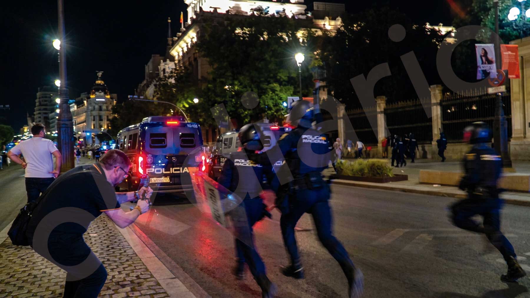 La Policía de Marlaska cargó a porrazos y con disparos al aire en Cibeles: Con los invasores no se atreven