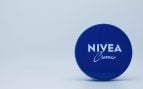 Los peluqueros expertos lo confirman: utilizar la crema Nivea de bote azul para el pelo está bien pero en cabellos finos o grasos «puede apelmazar»