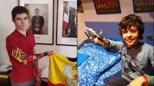 David Aguilar mostrando dos de las prótesis de brazo que construyó con piezas de LEGO