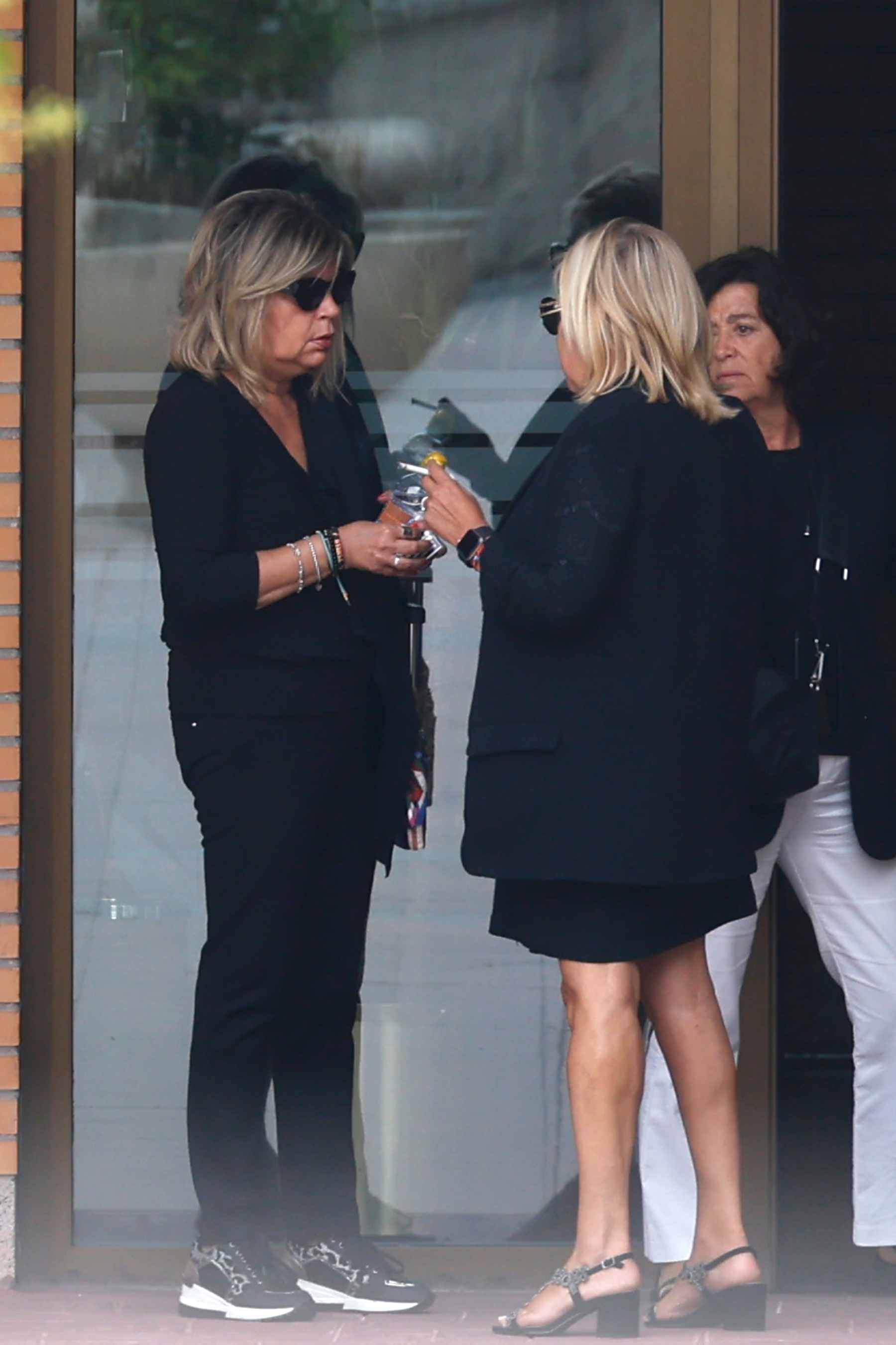 Terelu Campos y Carmen Borrego durante la incineración de María Teresa Campos. (Foto: Europa Press)
