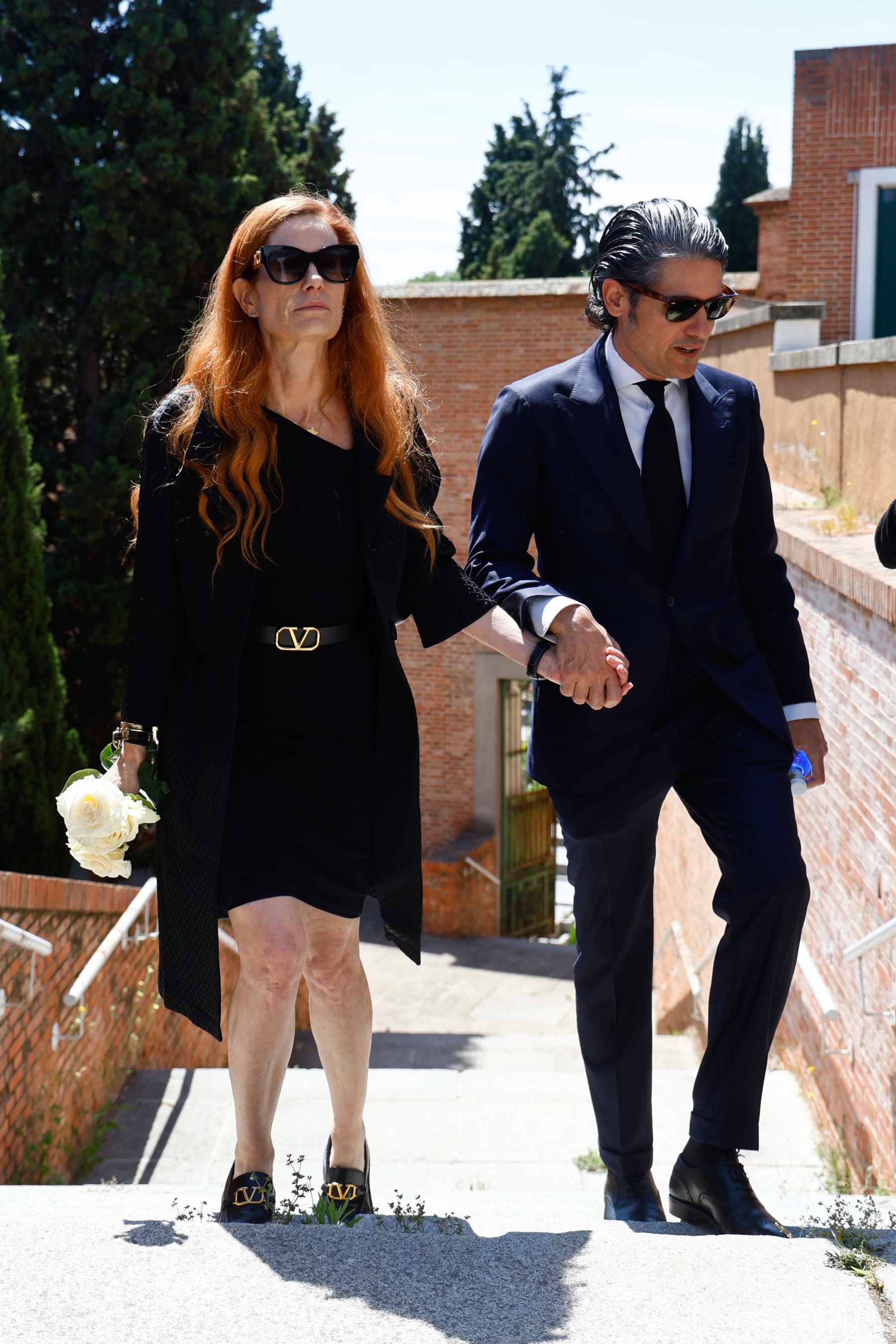 Olivia de Borb&oacute;n y Juli&aacute;n Porras a la salida del cementerio. (Foto: Europa Press)