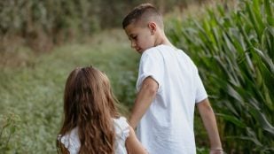 psicología personas cuidaron hermanos